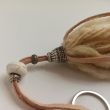 Chaveiro de lã com borla | Chaveiro artesanal de lã merino | Pingente boho para bolsa | Presente artesanal natural 13