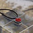 pequeño collar rojo de cremalleras y piel 4