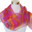 Bufanda de gasa de seda natural pintada a mano en vibrantes tonos rosa, naranja y gris