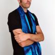 Bufanda de seda azul pintada a mano para hombre: accesorio de moda lujoso y único