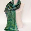Elegante bufanda de seda verde oscuro para mujer: pañuelo grande de satén pintado a mano 4