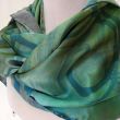 Elegante bufanda de seda verde oscuro para mujer: pañuelo grande de satén pintado a mano 5
