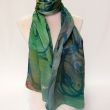 Elegante bufanda de seda verde oscuro para mujer: pañuelo grande de satén pintado a mano 6