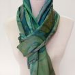 Elegante bufanda de seda verde oscuro para mujer: pañuelo grande de satén pintado a mano 8