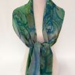 Elegante bufanda de seda verde oscuro para mujer: pañuelo grande de satén pintado a mano 9