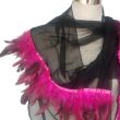 Chal de gasa de seda negra: ribete de plumas fucsias